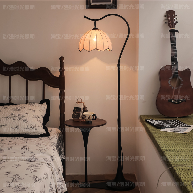 Vintage Floor Lamp with a High-End Feel, Suitable for Living Room Next to the Sofa or Bedroom Bedside, with Integrated Shelf