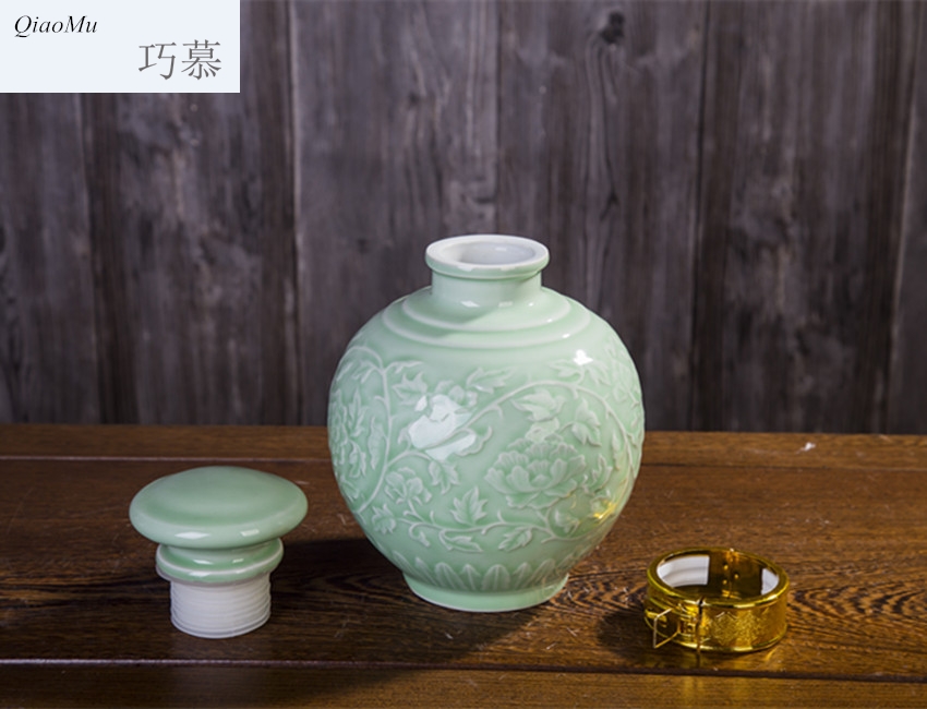 Qiao mu jingdezhen three catties ceramic bottle wine bottle waxberry wine bottle green glaze anaglyph bound branches