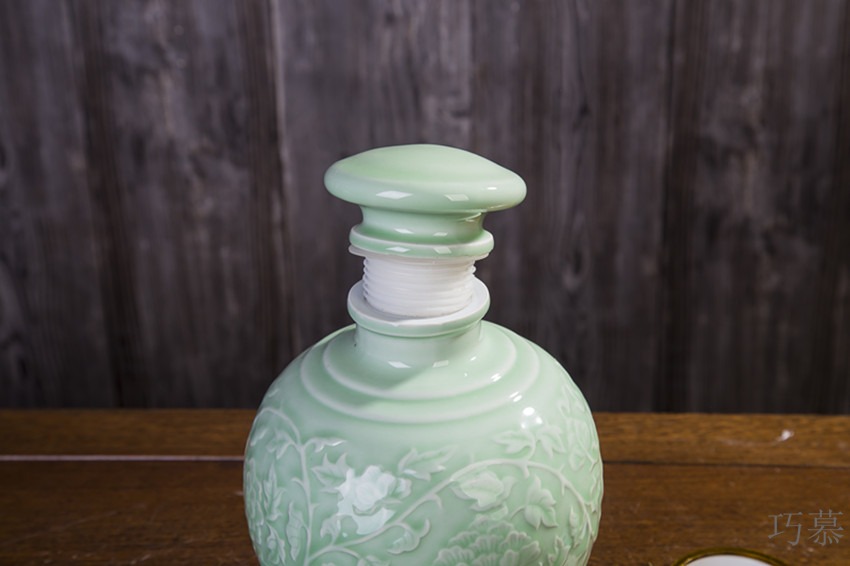 Qiao mu jingdezhen three catties ceramic bottle wine bottle waxberry wine bottle green glaze anaglyph bound branches