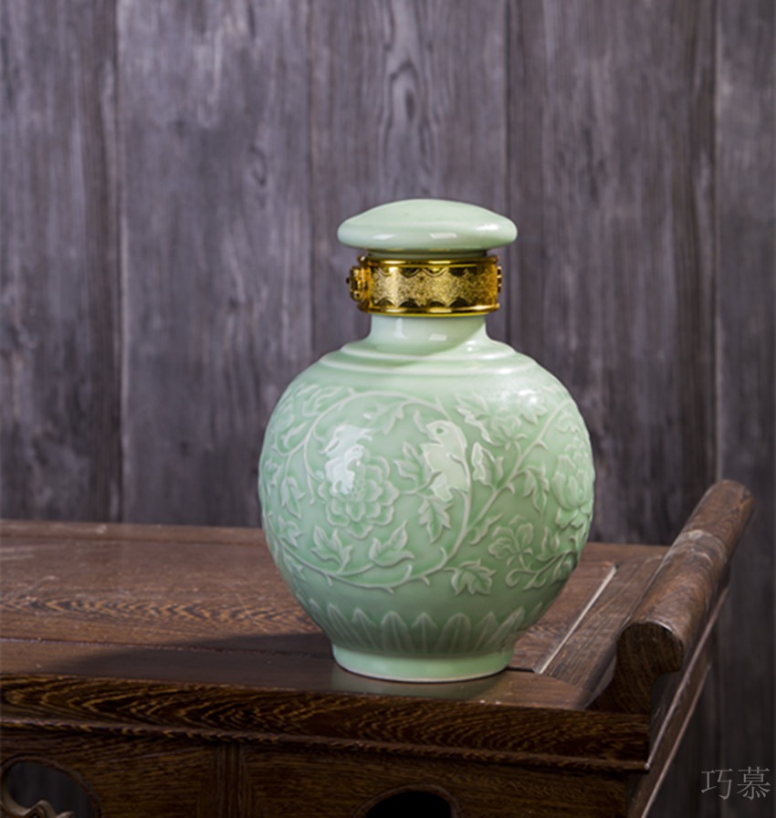 Qiao mu jingdezhen three catties ceramic bottle wine bottle waxberry wine bottle green glaze anaglyph bound branches