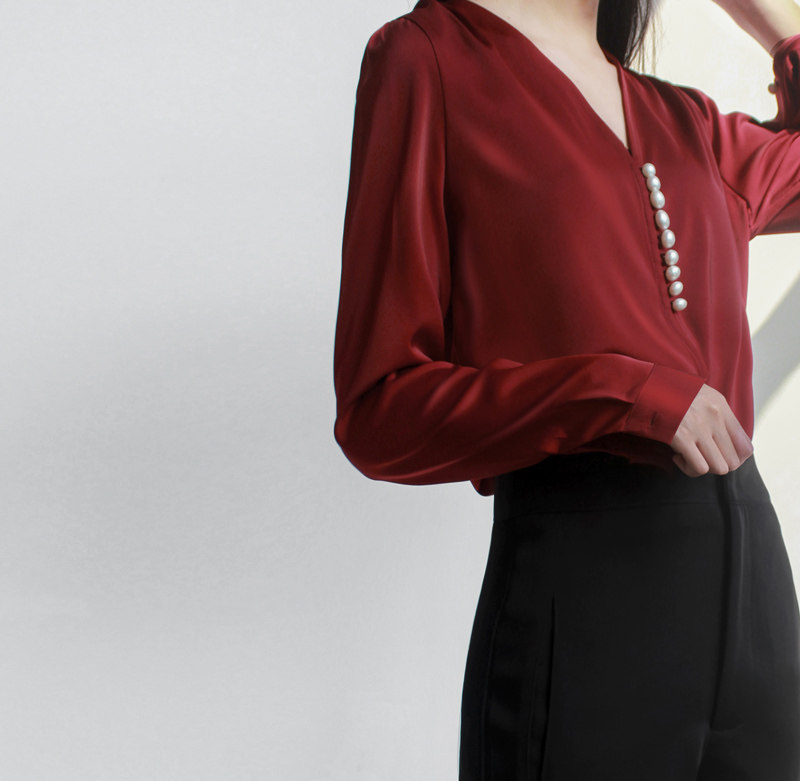 Vintage satin mind design sense Niche high-end shirt Hong Kong taste v-neck shirt female pearl buckle texture burgundy