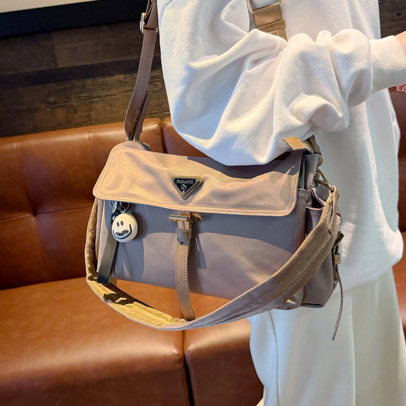 Hong Kong's New Waterproof Nylon Messenger Bag, Large-Capacity Underarm Bag for Commuting, Versatile and Fashionable Single-Shoulder Crossbody Bag