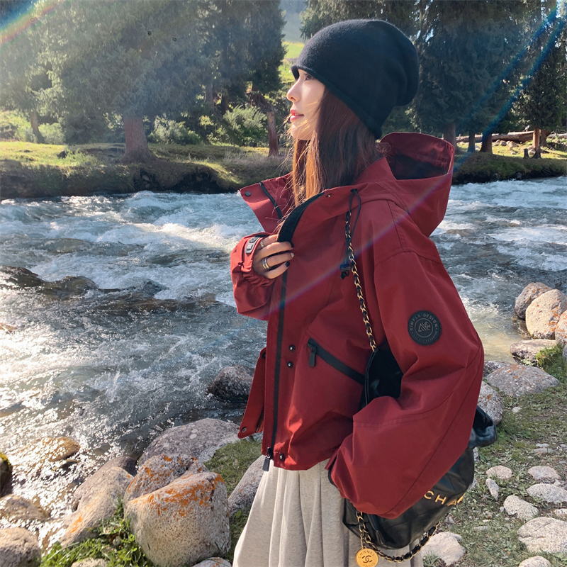 アメリカンスタイルのストリートレッドフード付きジャケット、レディース秋用高級ワークウェアウィンドブレーカージャケットショートジャケットトップ