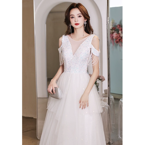 Белое длинное вечернее платье, элитный костюм