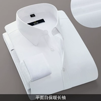 Самолет белый держит теплые длинные рукава