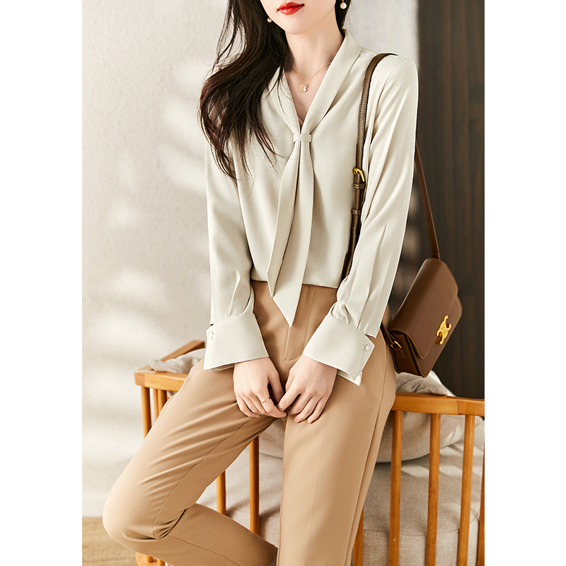 Float with V collar snowspun shirt woman 2022 spring new retro port Wind Don't make shirt Advanced sense style blouses