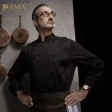 Чеф -повар обслуживает мужское длинное -насыщенные осенние и зимние отели магазин пирог в пекарне ресторан ресторан ресторан кухонный шеф -повар