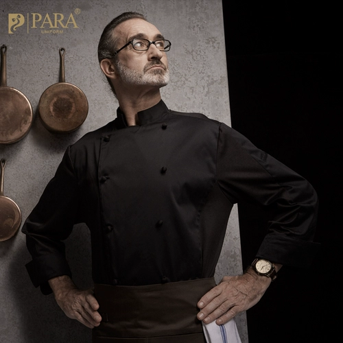 Чеф -повар обслуживает мужское длинное -насыщенные осенние и зимние отели магазин пирог в пекарне ресторан ресторан ресторан кухонный шеф -повар