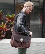  Japanese artisans hand-sewn Lucky John high-end hand-rubbed cowhide version of the large silver buckle shoulder bag