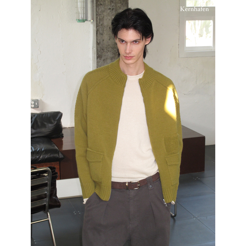 Minimalist Style Brings Out a Sense of Sophistication: Green Sweater with a Stand-Up Collar, Knitted Cardigan, Long-Sleeved Jacket Kernhafen