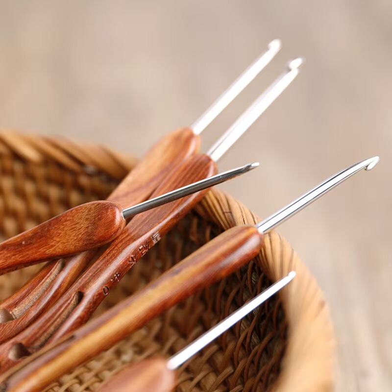 Red Sandalwood Crochet Tool with Stainless Steel Needle Tip, Hand-Polished for Smooth Operation Without Thread Jamming, Suitable for DIY Crochet Work
