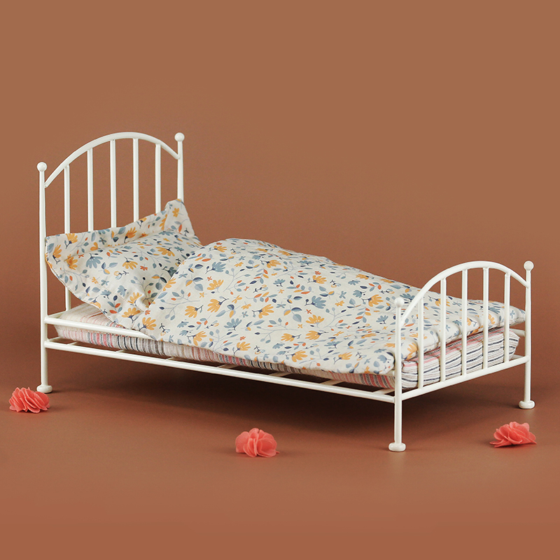 Aizulhomey wrought iron doll bed children play house wine toy 6 points BJD small cloth cotton doll bed furniture