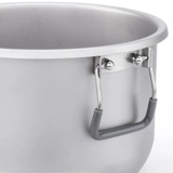 Кейт на открытом воздухе с большим суповым кастрюлем чистого титана на открытом воздухе