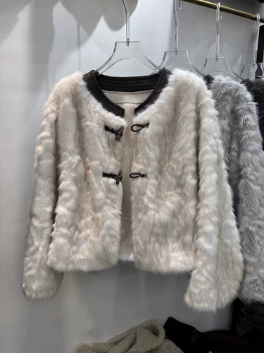 Небольшая короткая демисезонная куртка, модное утепленное термобелье, в стиле Шанель