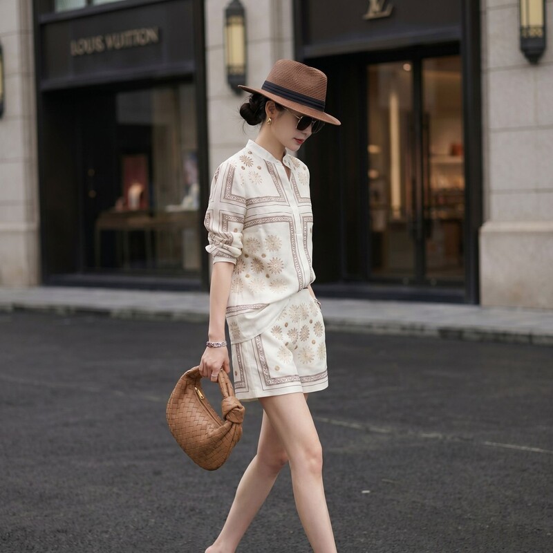Light and Mature, Age-Reducing, Fashionable Chinese-Style Suit for Women, Printed Shirt and Shorts, Energetic and Elegant Two-Piece Set for Summer Casual Wear