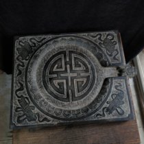 The natural bluestone tea tray is purely hand-carved with the dark Eight Immortals pattern. The pot inherits the folk customs is nostalgic and is a practical collection in elegant teahouses.
