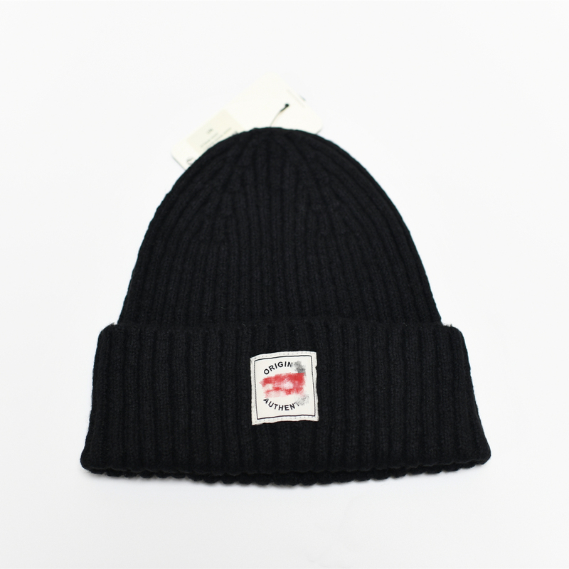 Trendy Knitted Hats for Men and Women in Autumn and Winter from the United States, Cotton-Blend Wool Hats, Brimless Beanies with Patch Labels, Cold Weather Hats