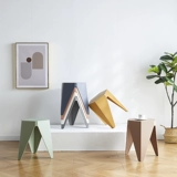 Северные креативные пластиковые табуретки Простые и современные квадратные стульчики в гостиной могут складывать толстые пищевые стулья. Сеть красная домохозяйственная скамья высокая скамейка