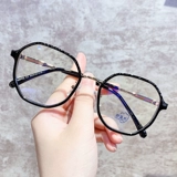 Очки миопии женщины могут быть оснащены большими круглыми гранями, тонкими винтивыми артефактами осциллографа, корейской версией корейского прилива мужчины