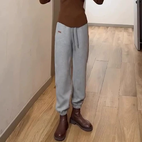 Утепленные джинсы с начесом, весенние модные приталенные штаны для отдыха, свободный крой, тренд сезона, яркий броский стиль