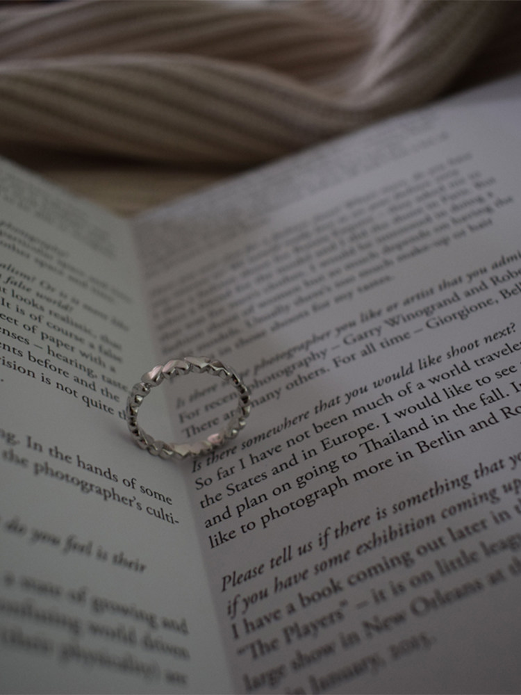 PAUSA ANN embraces the ring