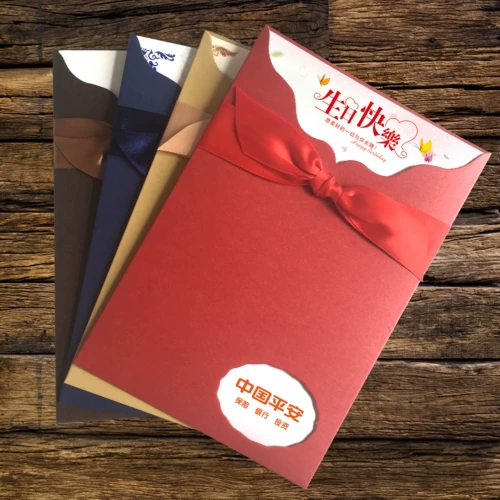 Персонал на день рождения капает в середине фестиваля, Китти,