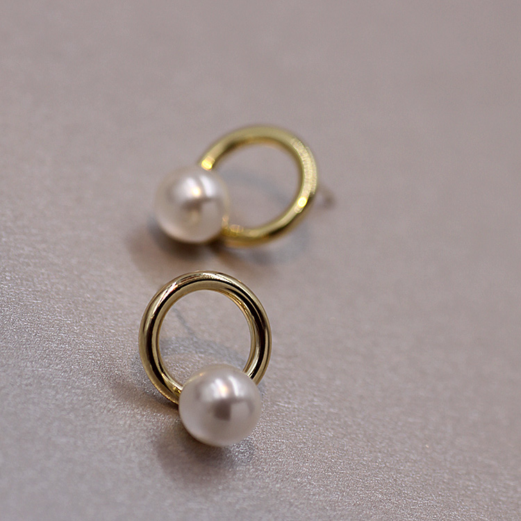 2020 French chic high-end earrings European and American metal earrings simple round ring pearl earrings temperament cold wind female