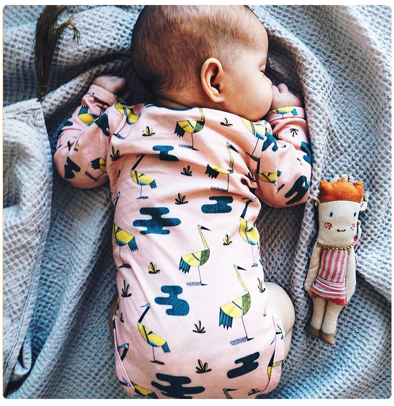 Tiny nhà gió con công bông bé tam giác áo choàng bé áo dài tay jumpsuit bé romper - Áo liền quần đồ bơi trẻ em