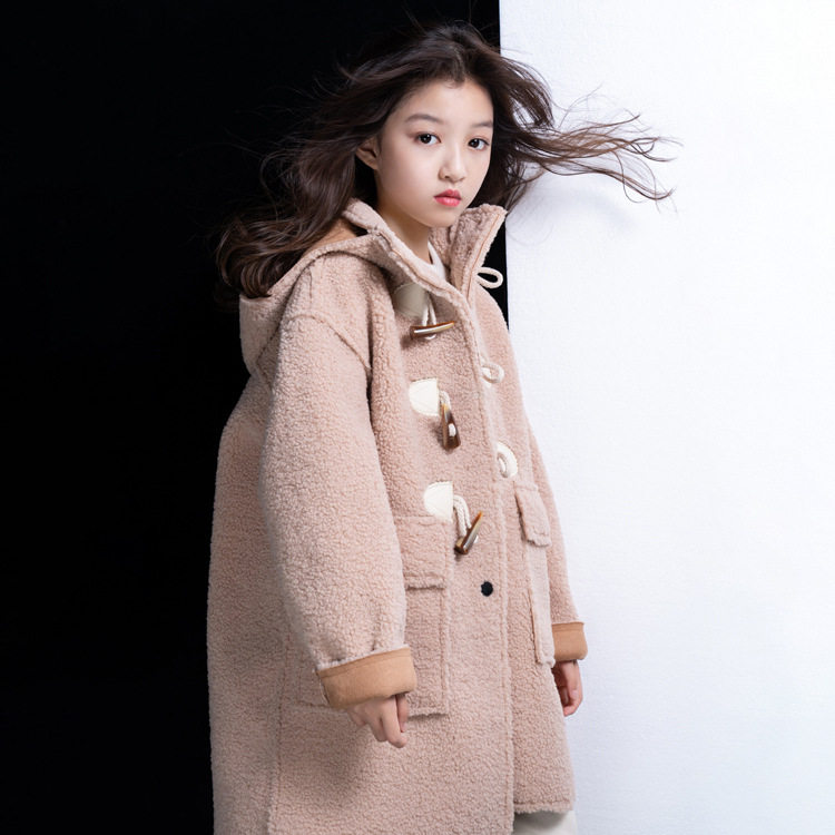 Girls' lamb wool coat 2022 autumn and winter Korean style loose mid-length thickened horn button children's roll-up sleeve coat trendy