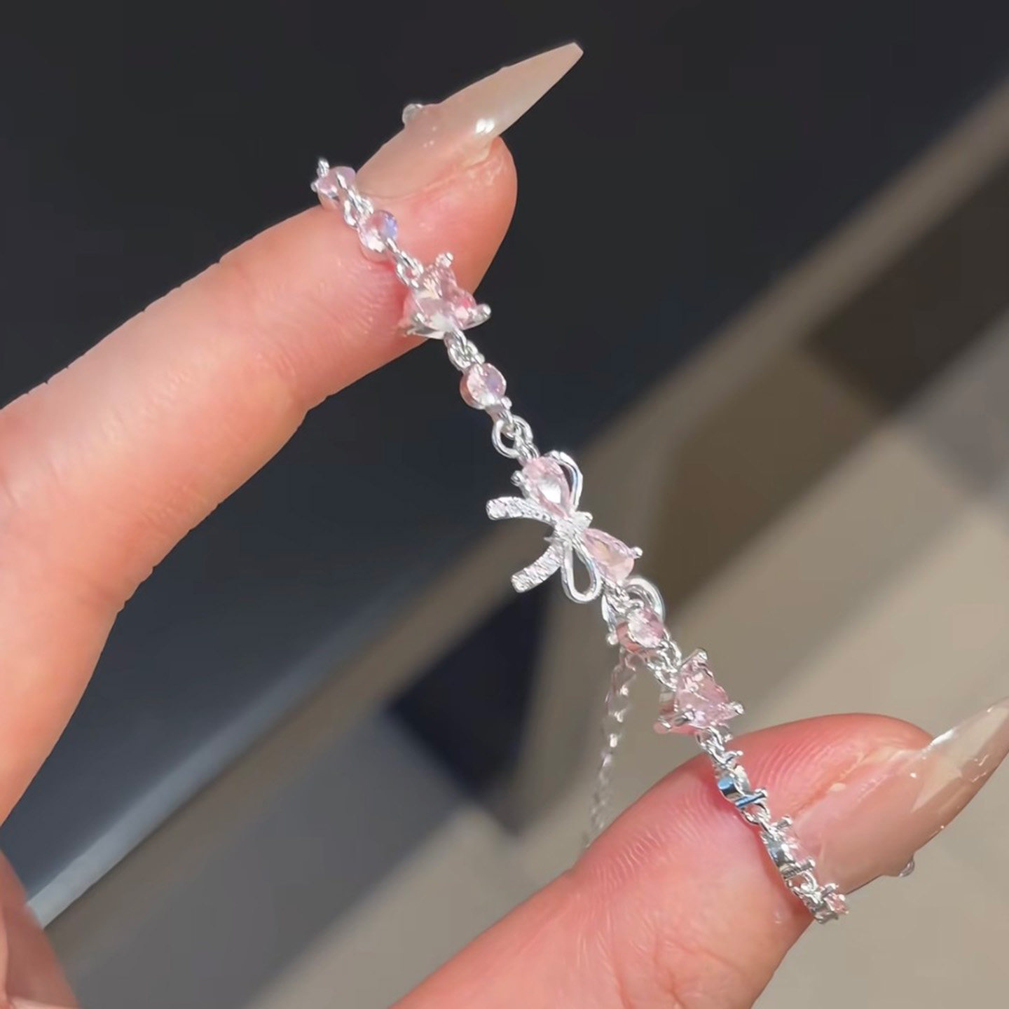 Bow-knot bracelet, unique and high-value, suitable for students, best friends, couples, exquisite alloy and cubic zirconia jewelry.
