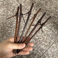 Толщина около 5 мм, черные и каштановые волосы случайным образом.