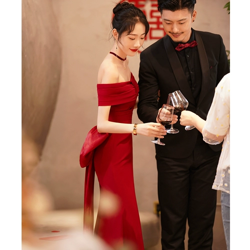 Длинное бордовое вечернее платье для невесты, длина макси, облегающий крой, открытые плечи