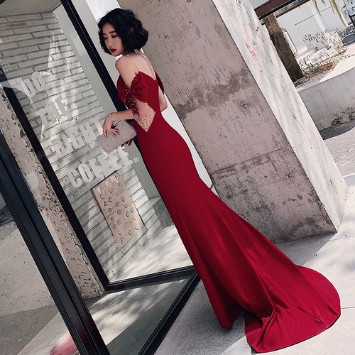 Вечернее платье, бордовый пуховик, цветная сексуальная юбка, крой «рыбий хвост», яркий броский стиль