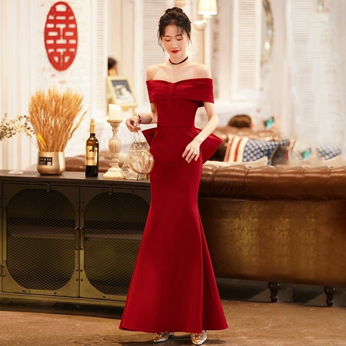 Длинное бордовое вечернее платье для невесты, длина макси, облегающий крой, открытые плечи