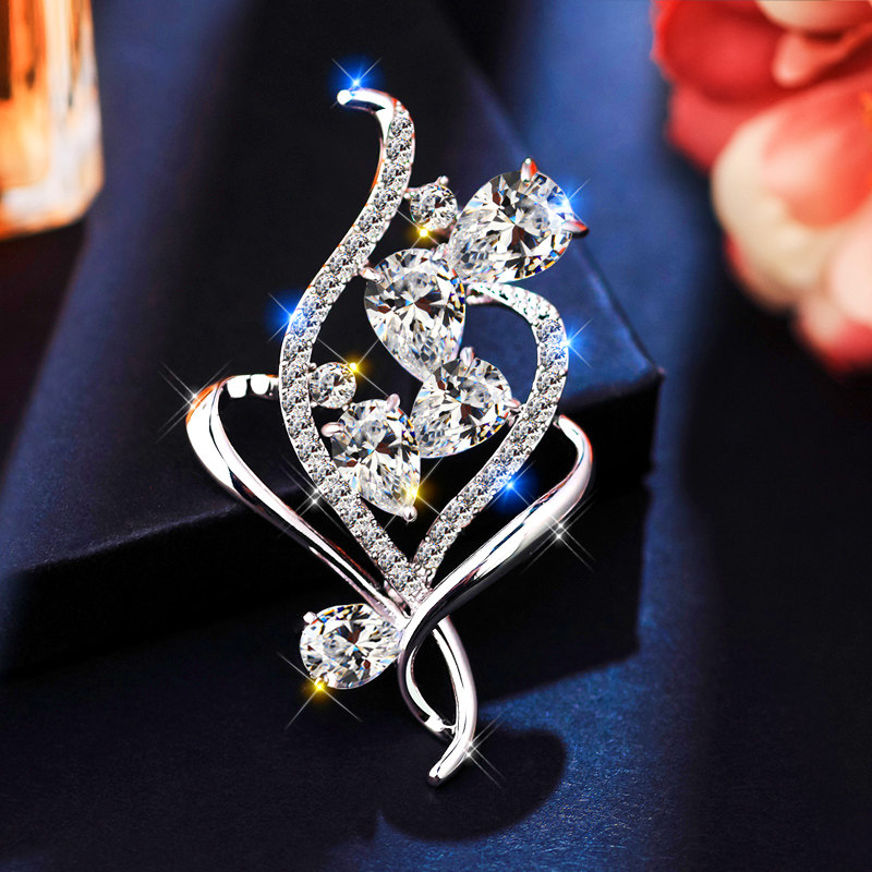 High-quality, sparkly, micro-inlaid zircon brooch for women, trendy and stylish, anti-exposure pin, unique and elegant accessory.