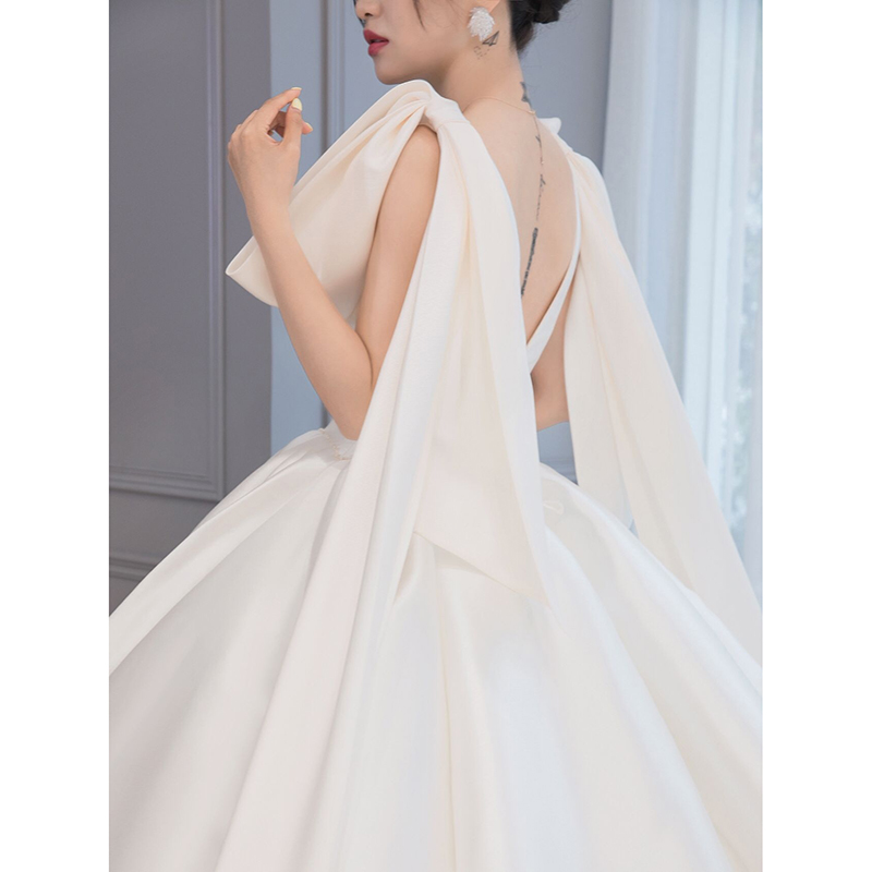 White wedding dress, summer small princess costume, french style, V-neckline, simple cut