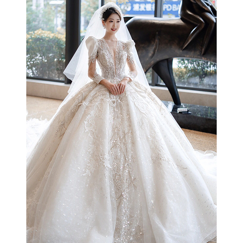 High -end wedding dresses 2023 new bride little people in the princess princess, the heavy work V -neck French retro, long tail High -end wedding dresses 2023 new bride little people in the princess princess, the heavy work V -neck French retro, long tail