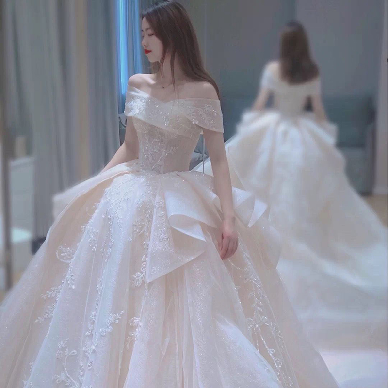 One -shoulder wedding dress main yarn 2023 new bride's high -end texture French retro heavy worker dragging tail One -shoulder wedding dress main yarn 2023 new bride's high -end texture French retro heavy worker dragging tail