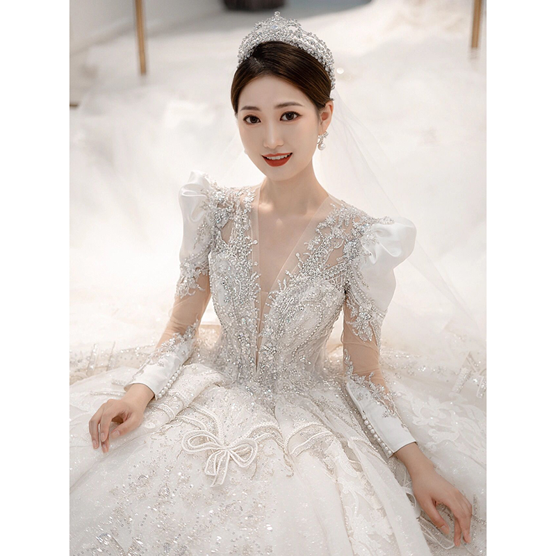 High -end wedding dresses 2023 new bride little people in the princess princess, the heavy work V -neck French retro, long tail High -end wedding dresses 2023 new bride little people in the princess princess, the heavy work V -neck French retro, long tail