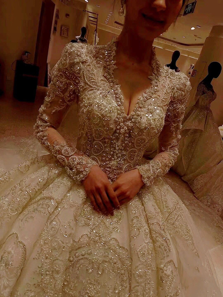 V -neck court style luxury high -level texture main wedding dress V -neck court style luxury high -level texture main wedding dress
