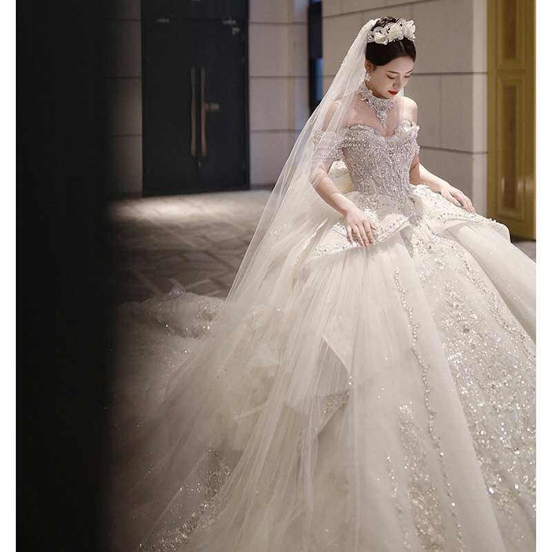 One -word shoulder wedding dress 2023 new bride's main yarn heavy work luxury high -level texture light luxury niche high -end big tail One -word shoulder wedding dress 2023 new bride's main yarn heavy work luxury high -level texture light luxury niche high -end big tail