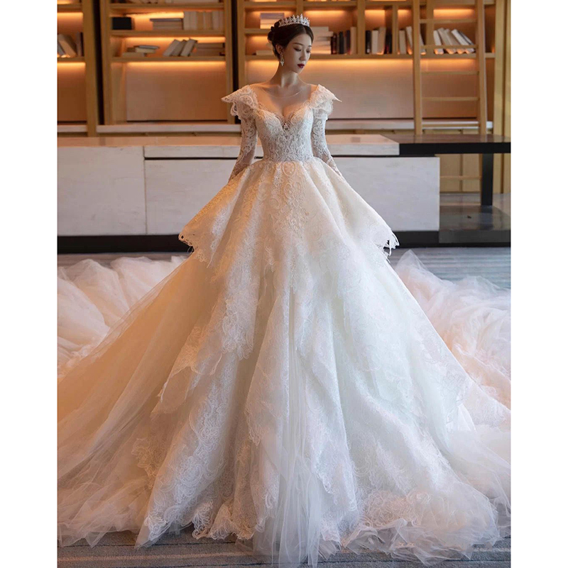 Winter wedding dress, open shoulders and long sleeves, suitable for teen