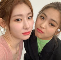 Spot South Korea Justlover Li Cailin itzy The same Jane Joins Wind Little Chrysanthemum Ear Pin