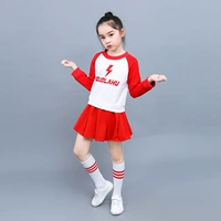 Красный и белый топ+красная юбка+носки