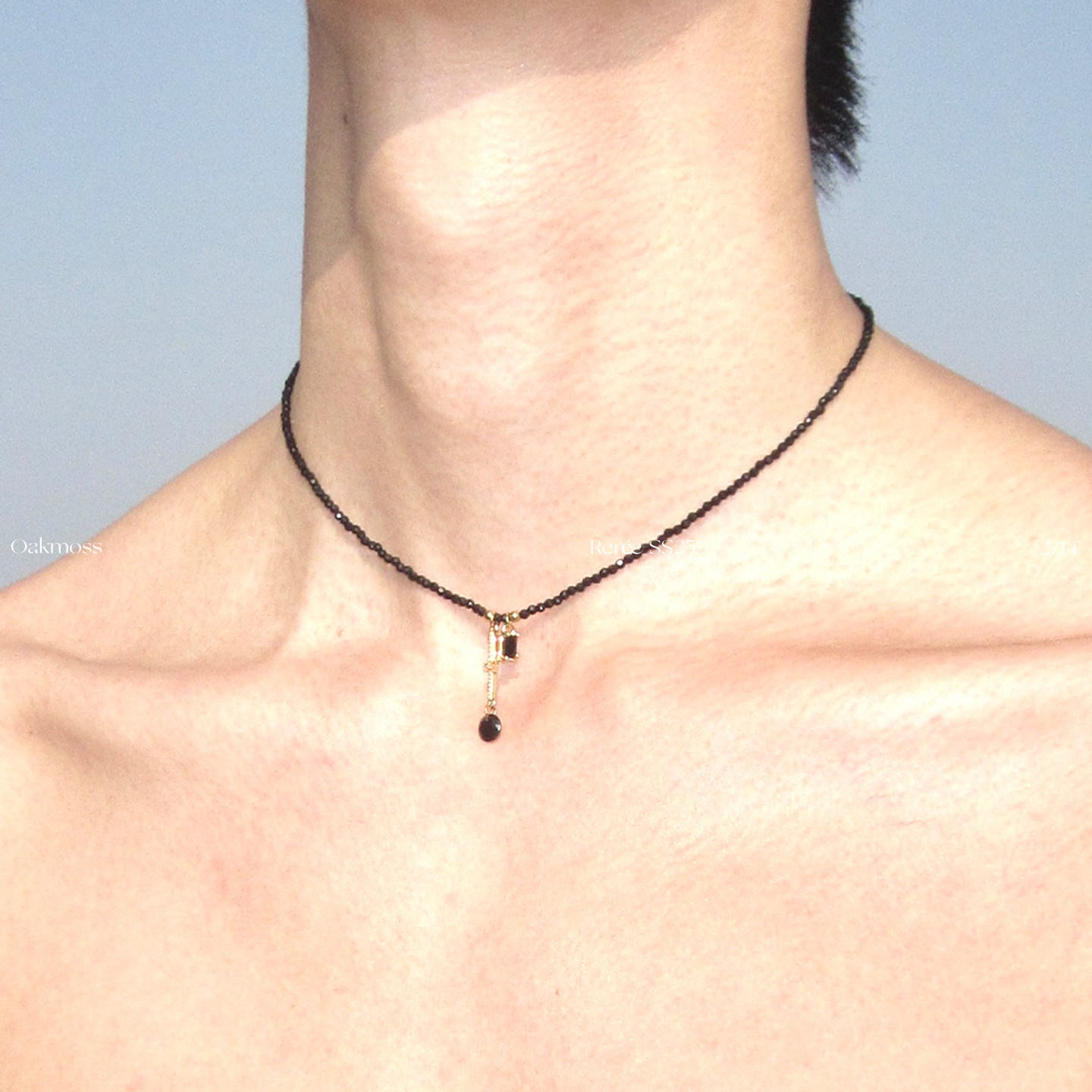 オークモス「インクウォッシングプール」ブラッククリスタルタッセルネックレス - エレガントで洗練されたブラッククリスタルビーズの鎖骨チェーン