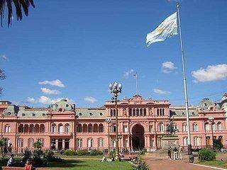 这个曾经比美国还发达的国家,如今只能靠养牛