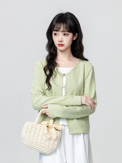 Green Fake Two-Piece Long-Sleeve T-Shirt for Women, Spring and Autumn 2026 New Style, Irregular V-Neck, Can Be Worn Inside or Outside, Short Top