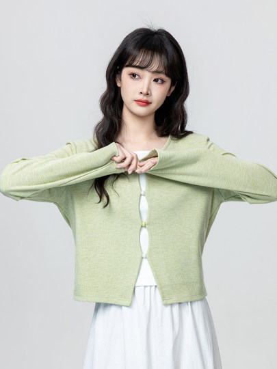 Green Fake Two-Piece Long-Sleeve T-Shirt for Women, Spring and Autumn 2026 New Style, Irregular V-Neck, Can Be Worn Inside or Outside, Short Top