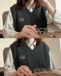 College Style V-Neck Knitted Vest for Women 2026 Early Spring New Retro Layered Sleeveless Sweater Vest Outerwear