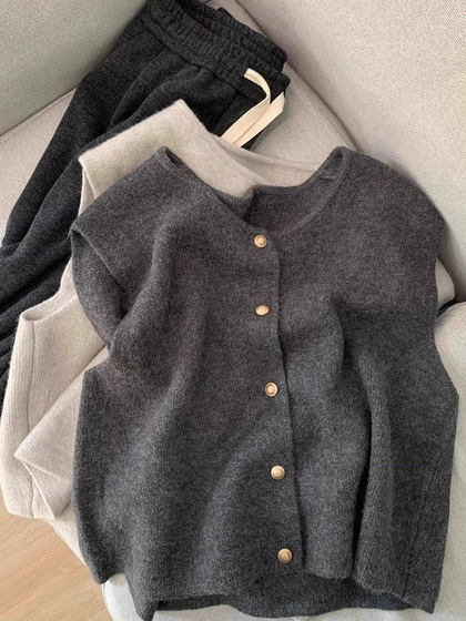 High-End Gray Knitted Vest with Small Gold Buttons for Women, Autumn and Winter Soft and Cozy Layering Sweater Vest with a Sense of Design, Sleeveless Top